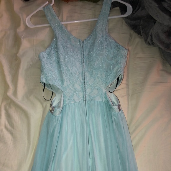 PROM DRESS - Picture 3 of 4